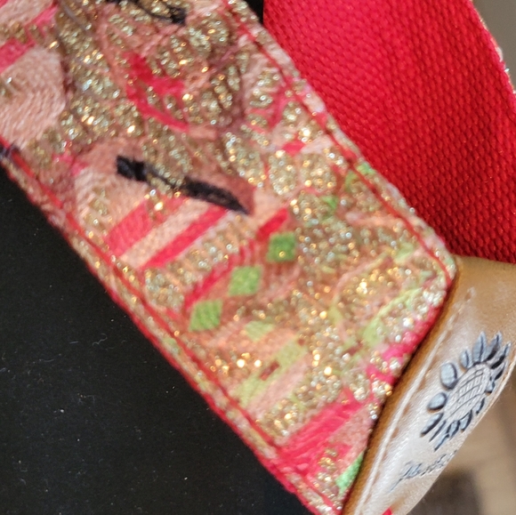 NIB Yellow Box - Picture 2 of 3